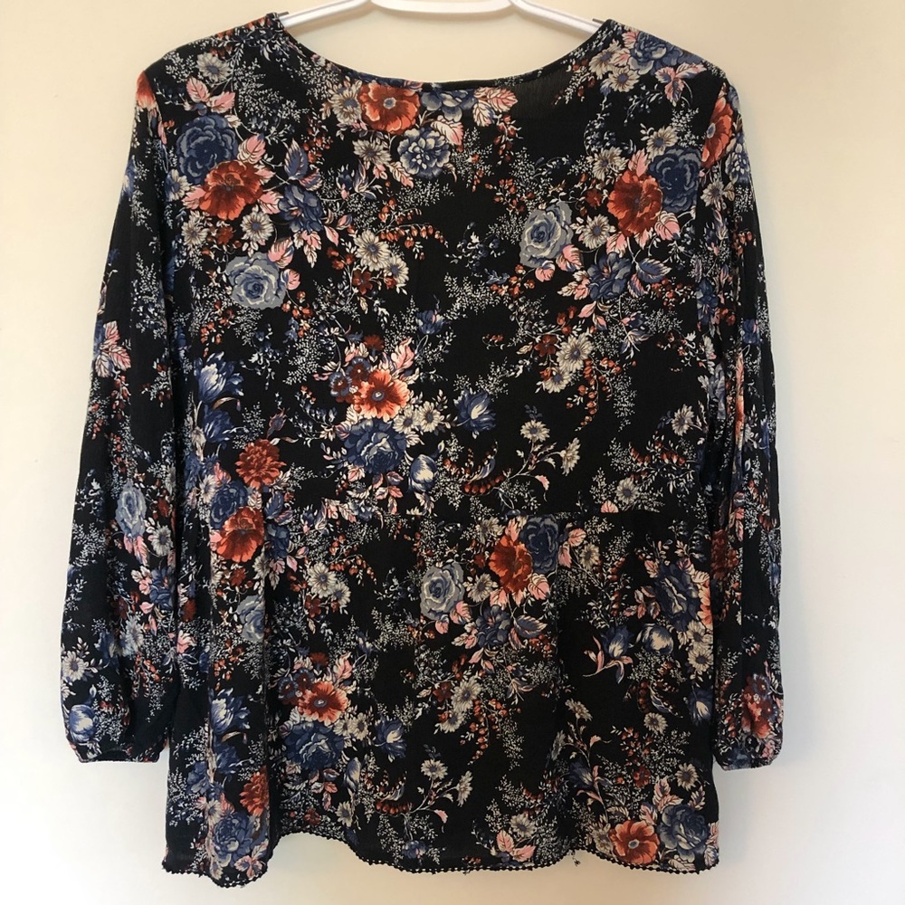American Eagle Black Floral Keyhole Top - Picture 2 of 6